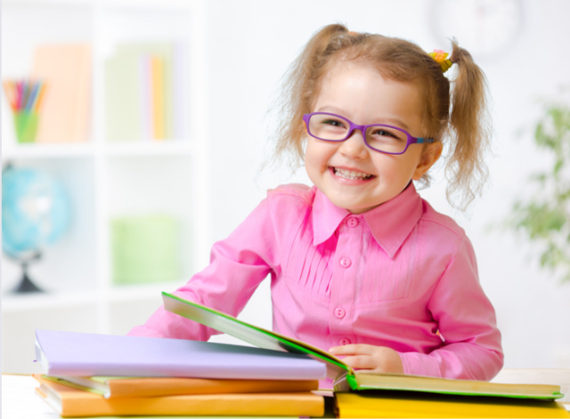 enfant qui porte des lunettes